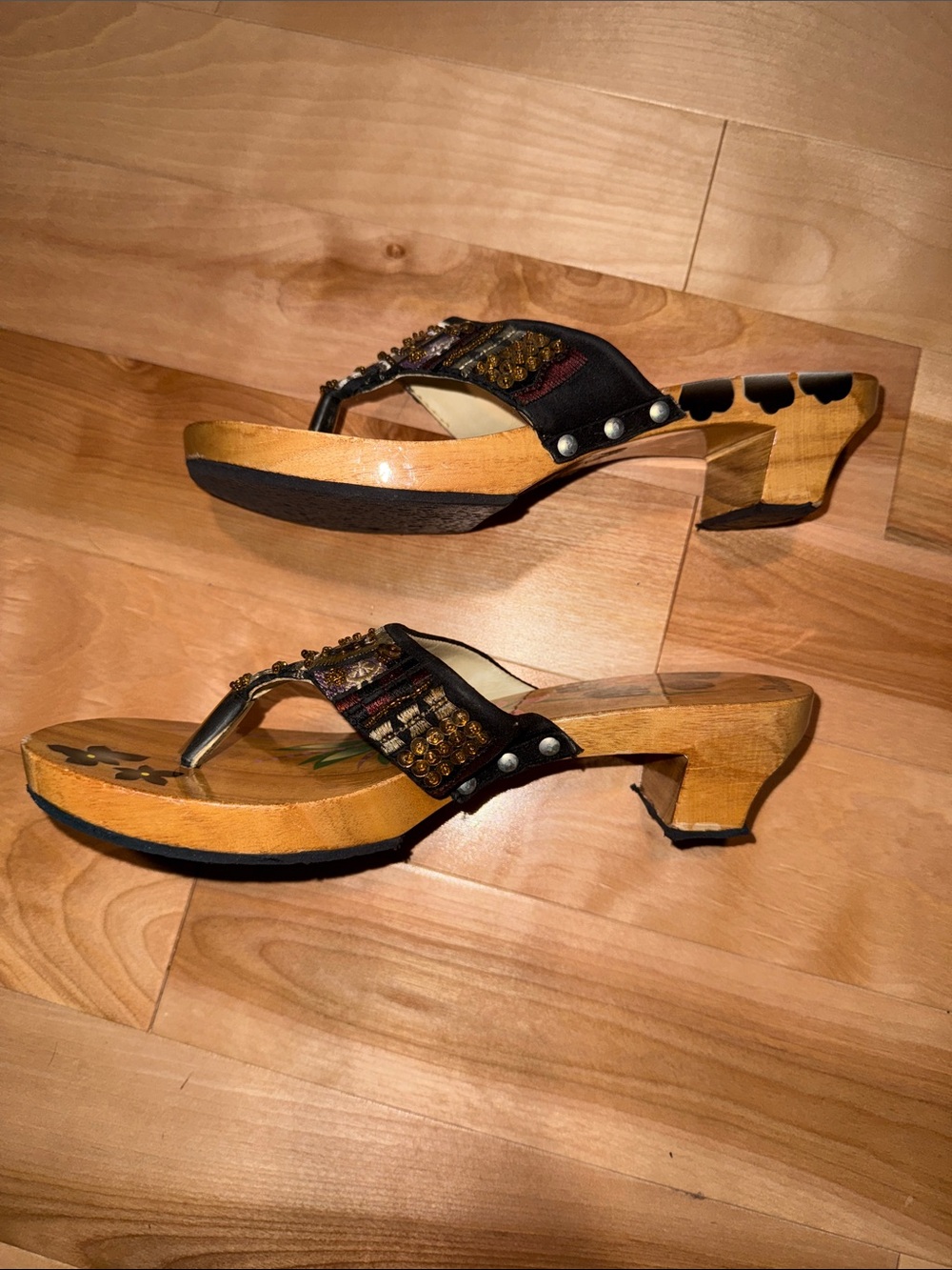 HiGloss Floral Embellished Thong Sandals in Black and Pink sz8 - Picture 3 of 4